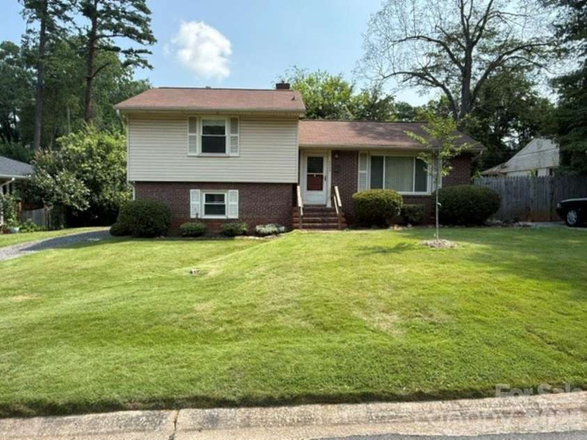 5023 Furman Place, Charlotte, NC 28210.  MLS# CAR4408597, YatesRealty ID 41963. 