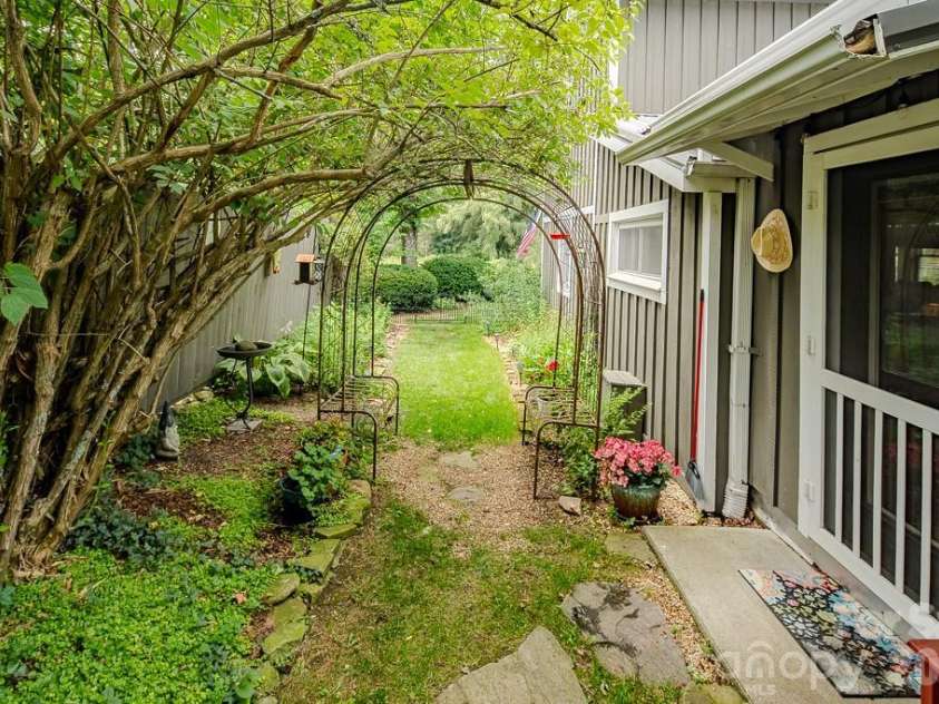 5950 US 19e Highway, Newland, NC 28657.  MLS# CAR4408007, YatesRealty ID 41968. 