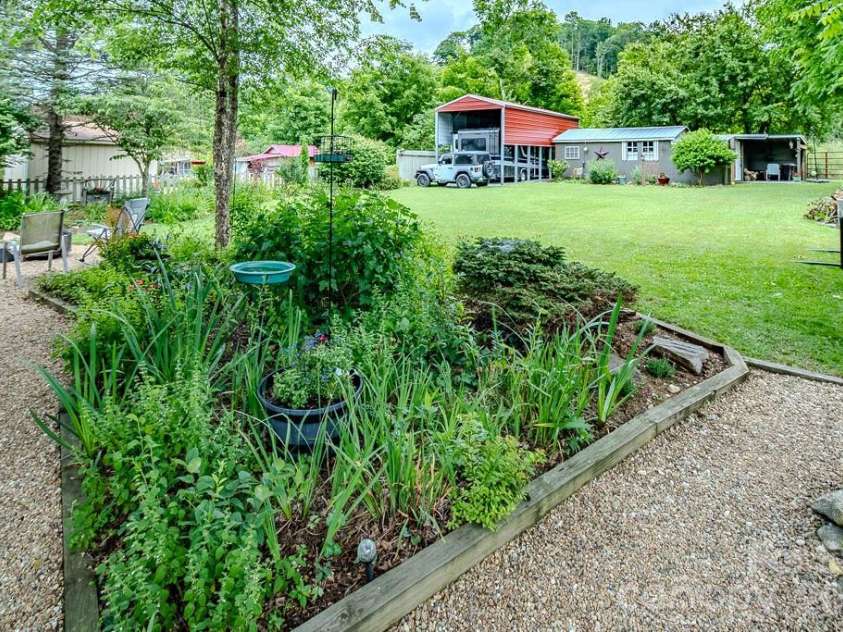 5950 US 19e Highway, Newland, NC 28657.  MLS# CAR4408007, YatesRealty ID 41968. 