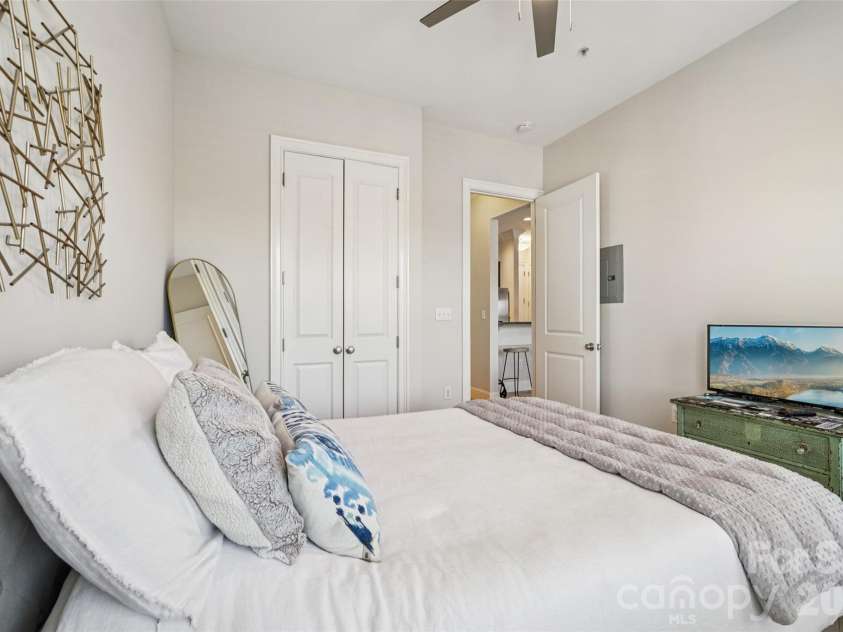 2952 Selwyn Avenue, Charlotte, NC 28209.  MLS# CAR4336844, YatesRealty ID 4197. 