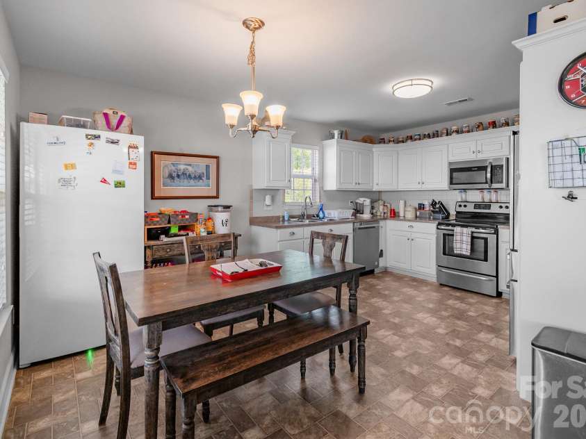 3301 Silver Fox Circle, Lancaster, SC 29720.  MLS# CAR4410414, YatesRealty ID 41970. Eat-in Kitchen