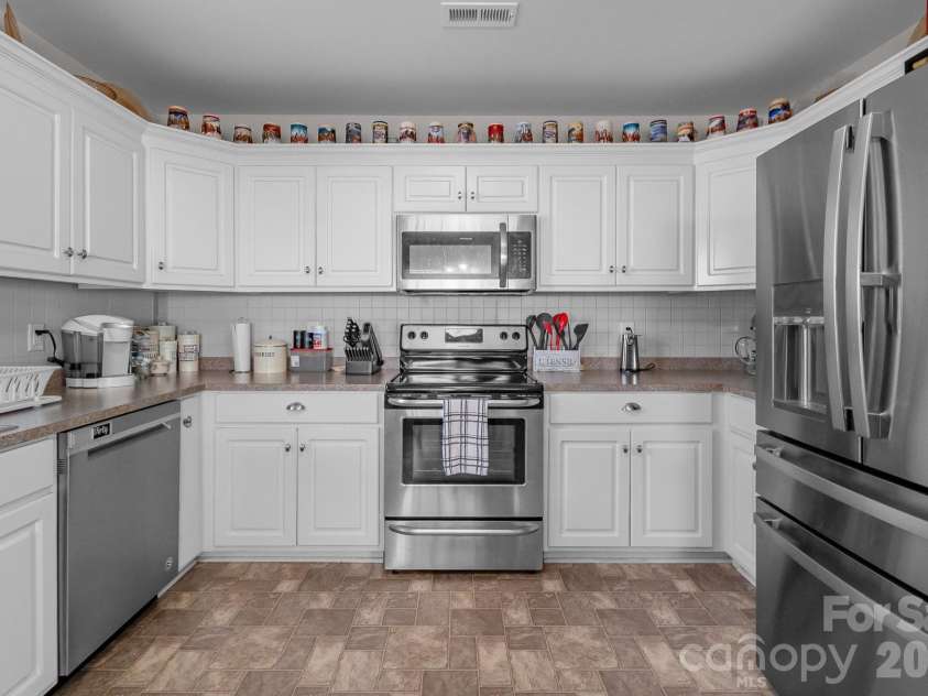 3301 Silver Fox Circle, Lancaster, SC 29720.  MLS# CAR4410414, YatesRealty ID 41970. Eat-in Kitchen