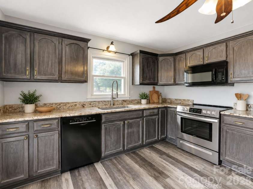 611 Pole Creasman Road, Asheville, NC 28806.  MLS# CAR4411168, YatesRealty ID 41972. 