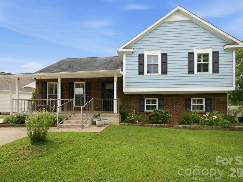 7017 Culloden More Court, Charlotte, NC 28217.  MLS# CAR4411389, YatesRealty ID 41973. 