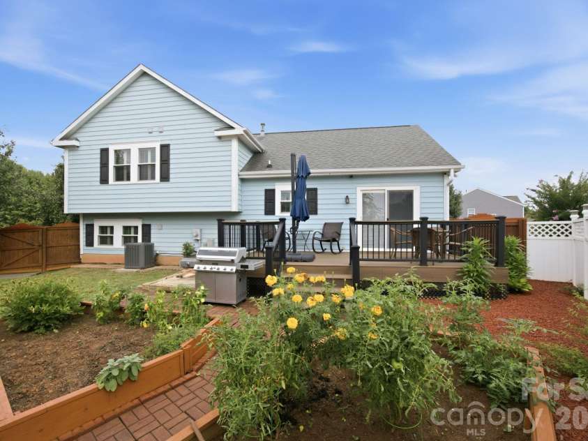 7017 Culloden More Court, Charlotte, NC 28217.  MLS# CAR4411389, YatesRealty ID 41973. 