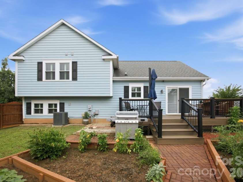 7017 Culloden More Court, Charlotte, NC 28217.  MLS# CAR4411389, YatesRealty ID 41973. 