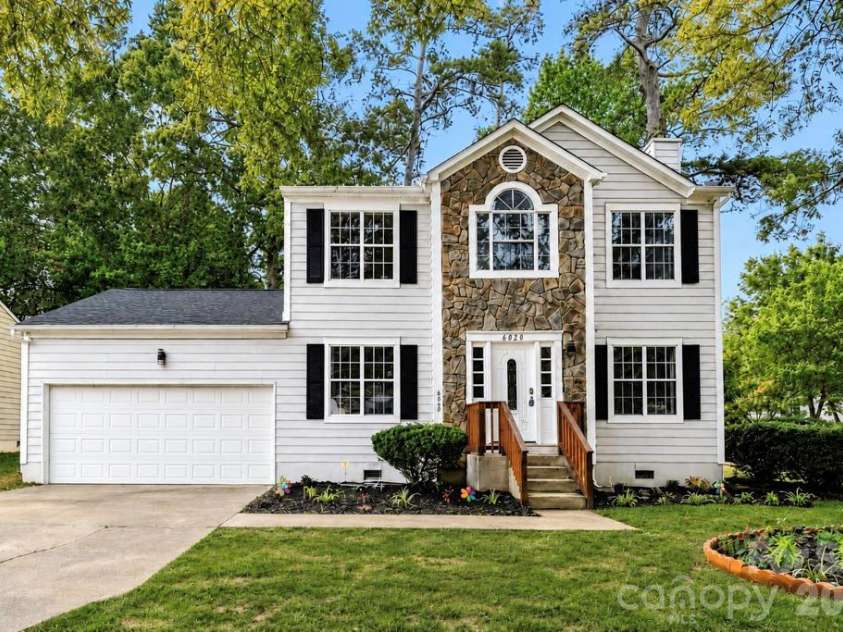 6020 Running Deer Road, Charlotte, NC 28214.  MLS# CAR4409010, YatesRealty ID 41975. 