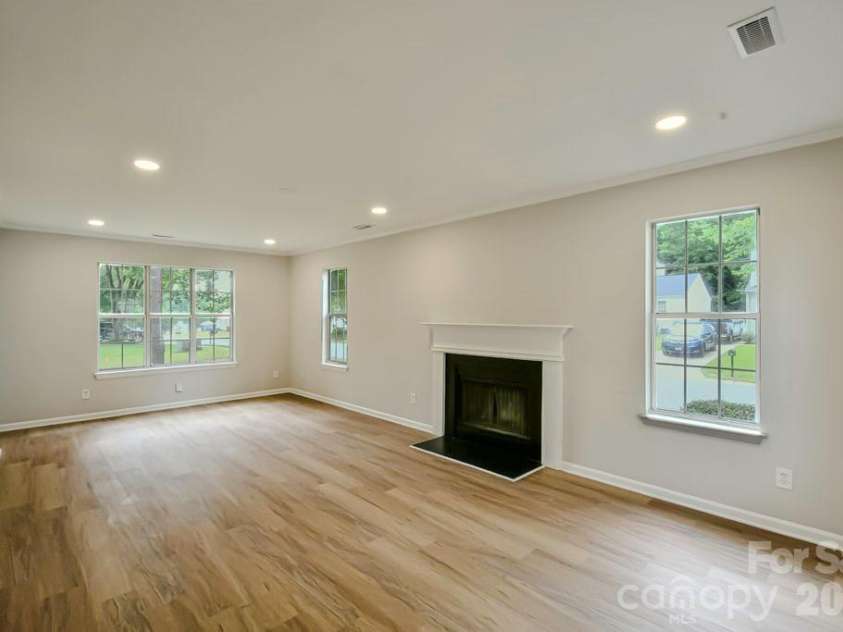 6020 Running Deer Road, Charlotte, NC 28214.  MLS# CAR4409010, YatesRealty ID 41975. 