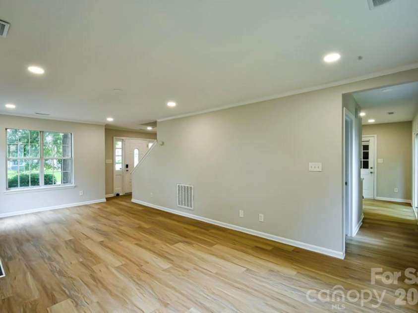 6020 Running Deer Road, Charlotte, NC 28214.  MLS# CAR4409010, YatesRealty ID 41975. 