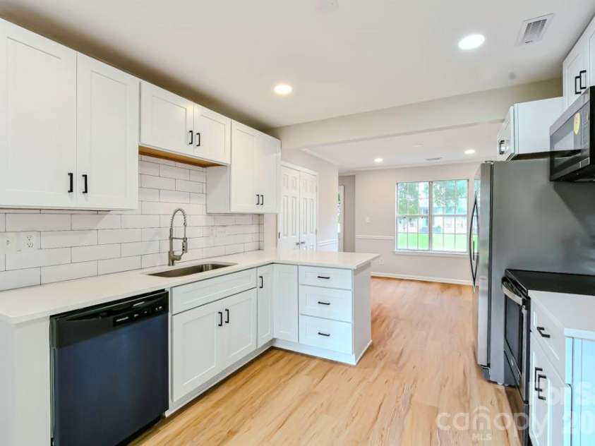 6020 Running Deer Road, Charlotte, NC 28214.  MLS# CAR4409010, YatesRealty ID 41975. 