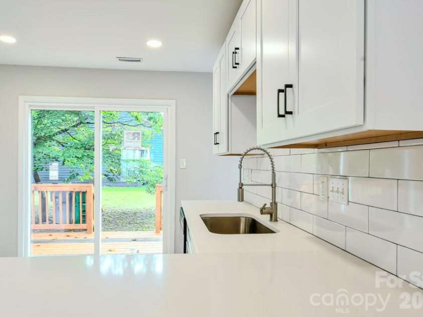 6020 Running Deer Road, Charlotte, NC 28214.  MLS# CAR4409010, YatesRealty ID 41975. 