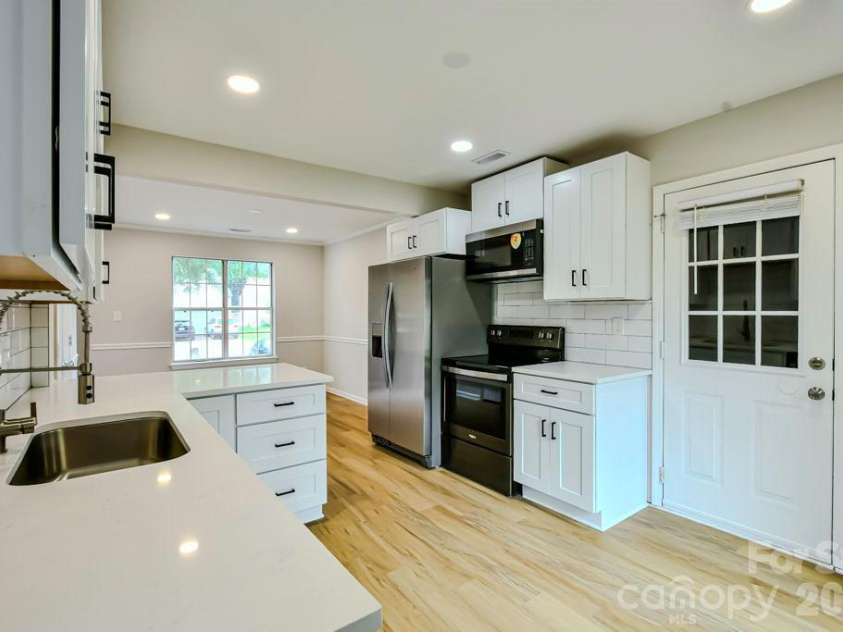 6020 Running Deer Road, Charlotte, NC 28214.  MLS# CAR4409010, YatesRealty ID 41975. 