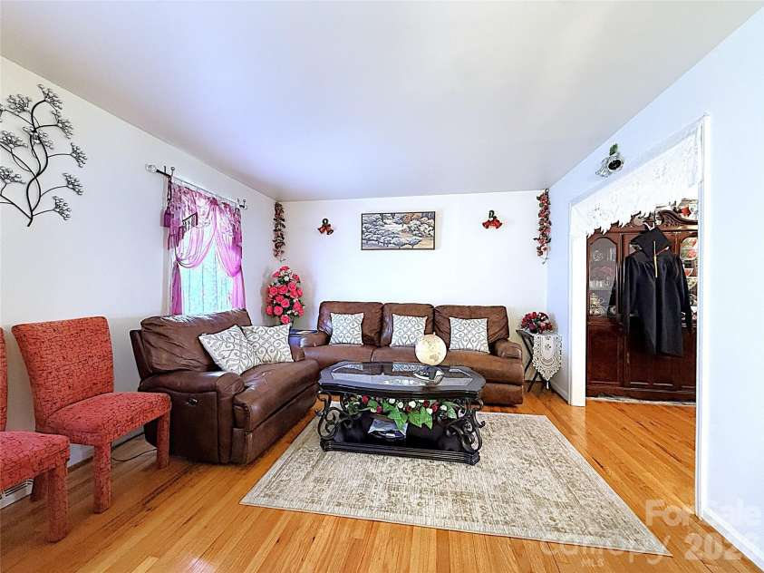 6824 Marlbrook Drive, Charlotte, NC 28212.  MLS# CAR4412255, YatesRealty ID 41979. 