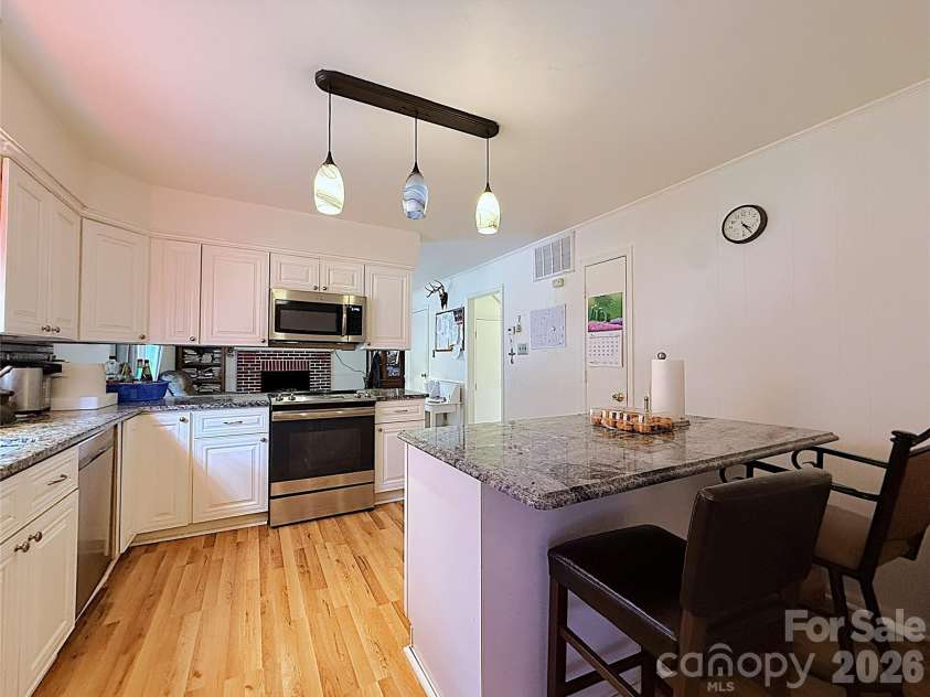 6824 Marlbrook Drive, Charlotte, NC 28212.  MLS# CAR4412255, YatesRealty ID 41979. 