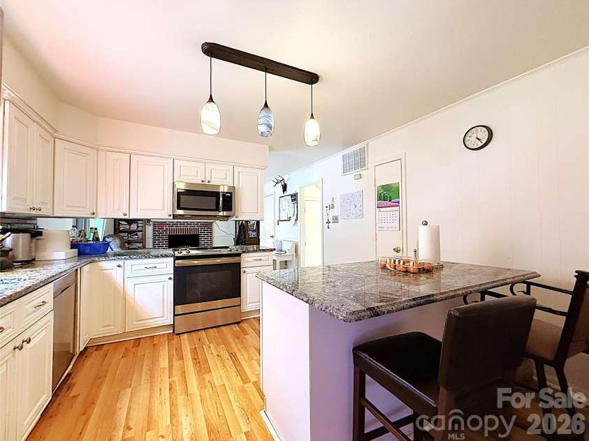 6824 Marlbrook Drive, Charlotte, NC 28212.  MLS# CAR4412255, YatesRealty ID 41979. 
