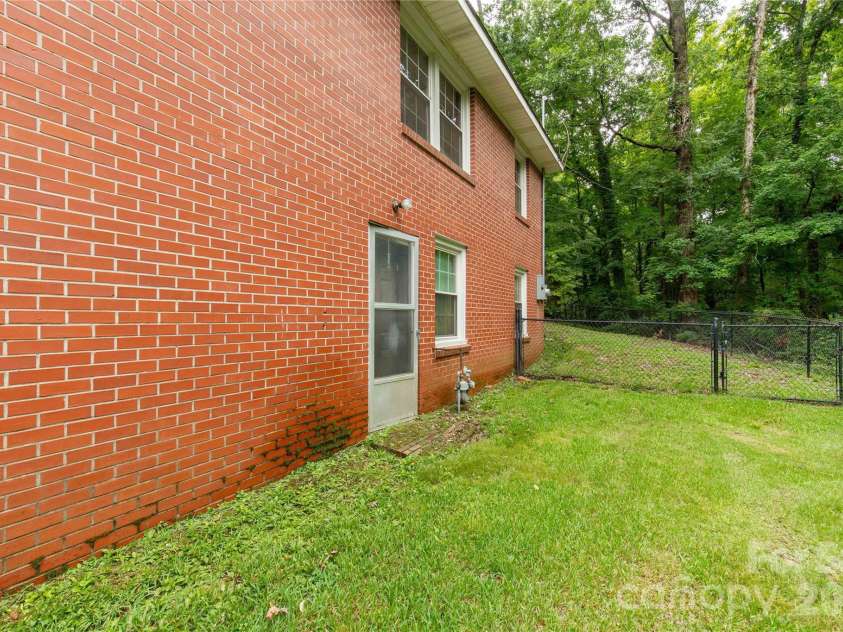 938 Forest Drive, Lancaster, SC 29720.  MLS# CAR4410690, YatesRealty ID 41980. 