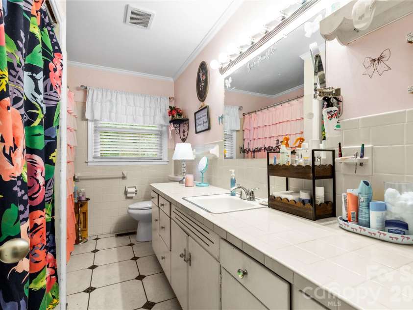 938 Forest Drive, Lancaster, SC 29720.  MLS# CAR4410690, YatesRealty ID 41980. 