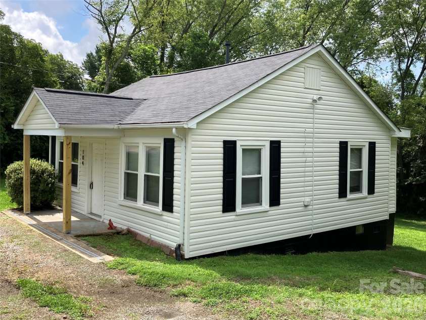 104 Countryside Drive, Lenoir, NC 28645.  MLS# CAR4325200, YatesRealty ID 41983. Side yard