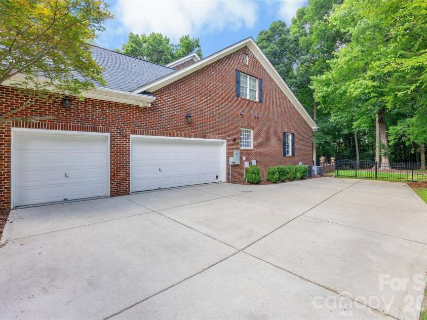 1607 Crestgate Drive, Waxhaw, NC 28173.  MLS# CAR4412289, YatesRealty ID 41992. 