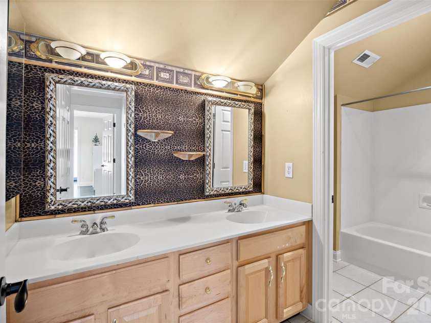 1607 Crestgate Drive, Waxhaw, NC 28173.  MLS# CAR4412289, YatesRealty ID 41992. 