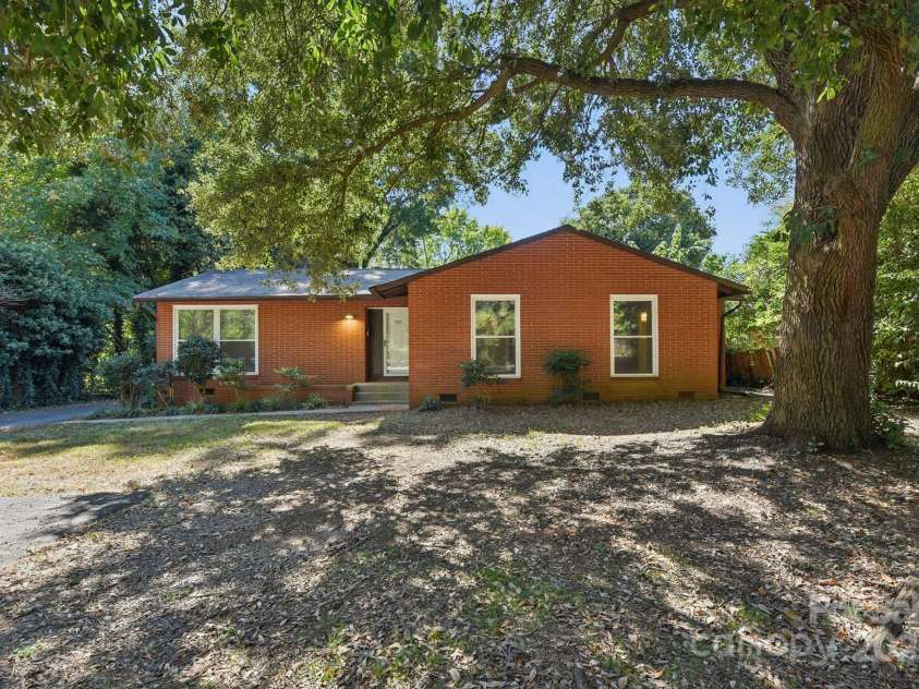 900 Woodlawn Road, Charlotte, NC 28209.  MLS# CAR4310357, YatesRealty ID 420. 