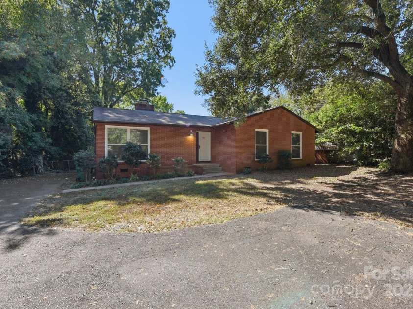 900 Woodlawn Road, Charlotte, NC 28209.  MLS# CAR4310357, YatesRealty ID 420. 
