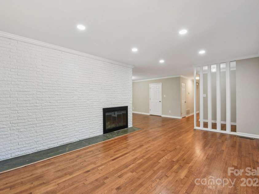 900 Woodlawn Road, Charlotte, NC 28209.  MLS# CAR4310357, YatesRealty ID 420. 