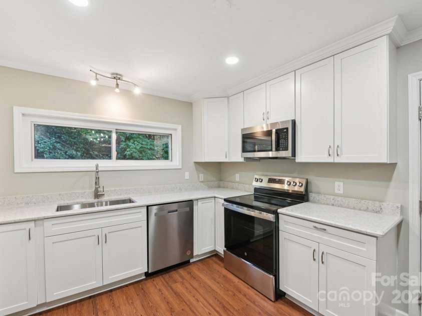 900 Woodlawn Road, Charlotte, NC 28209.  MLS# CAR4310357, YatesRealty ID 420. 