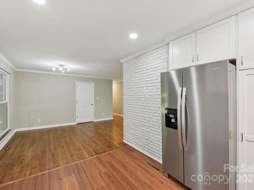 900 Woodlawn Road, Charlotte, NC 28209.  MLS# CAR4310357, YatesRealty ID 420. 