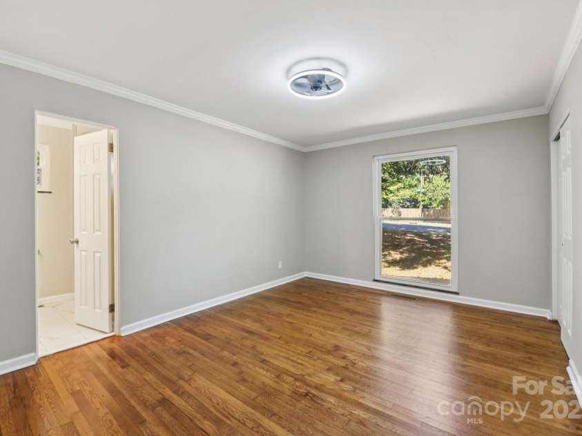 900 Woodlawn Road, Charlotte, NC 28209.  MLS# CAR4310357, YatesRealty ID 420. 