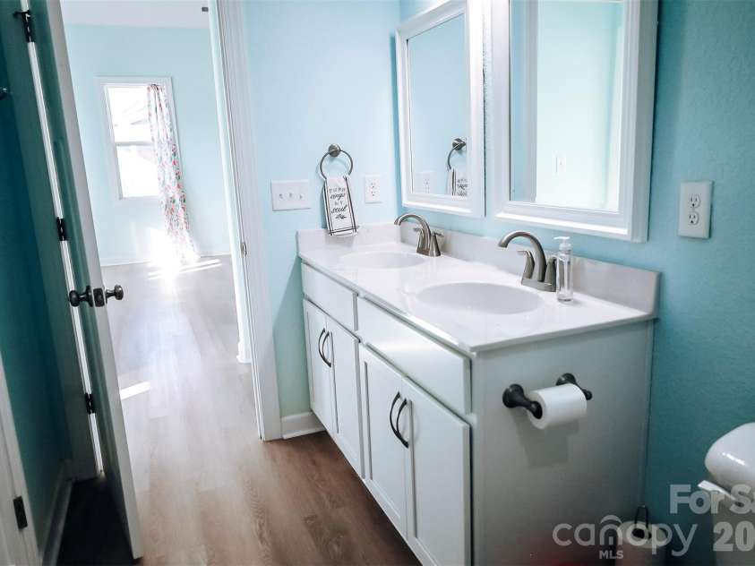 121 Meadow Ridge Lane, Coinjock, NC 27923.  MLS# CAR4337553, YatesRealty ID 4200. Hall Bath