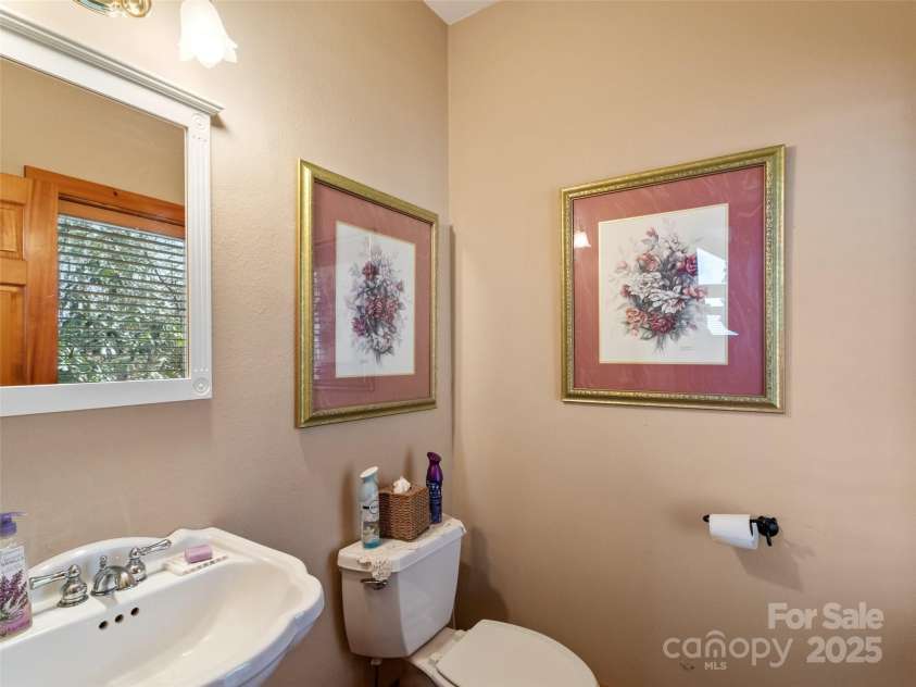 2980 Mountain Air Drive, Burnsville, NC 28714.  MLS# CAR4241451, YatesRealty ID 4200. 