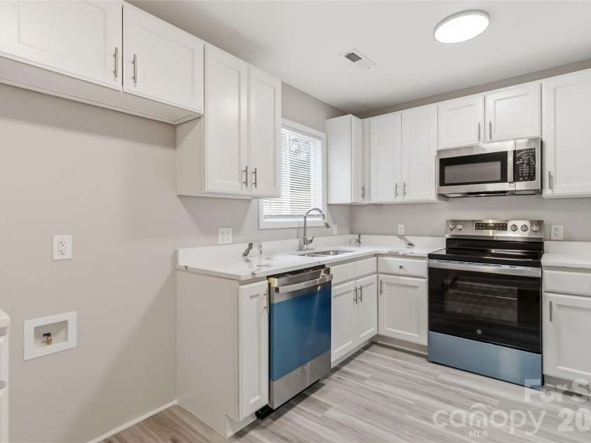 412 Mclelland Avenue, Mooresville, NC 28115.  MLS# CAR4412323, YatesRealty ID 42001. 