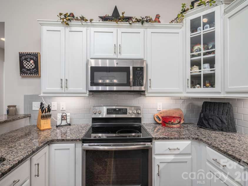 2360 Villa Oaks Court, Gastonia, NC 28056.  MLS# CAR4409766, YatesRealty ID 42004. Electric Range