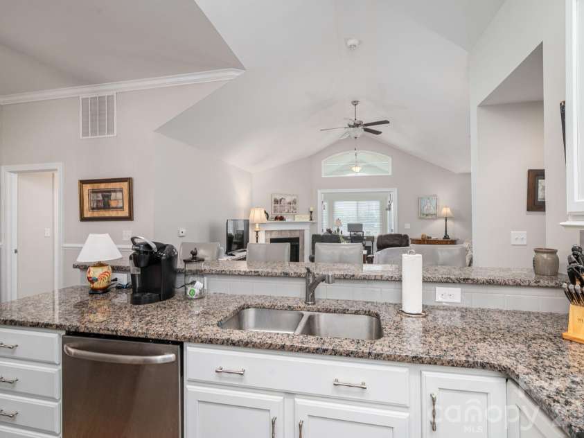 2360 Villa Oaks Court, Gastonia, NC 28056.  MLS# CAR4409766, YatesRealty ID 42004. Granite Counteer