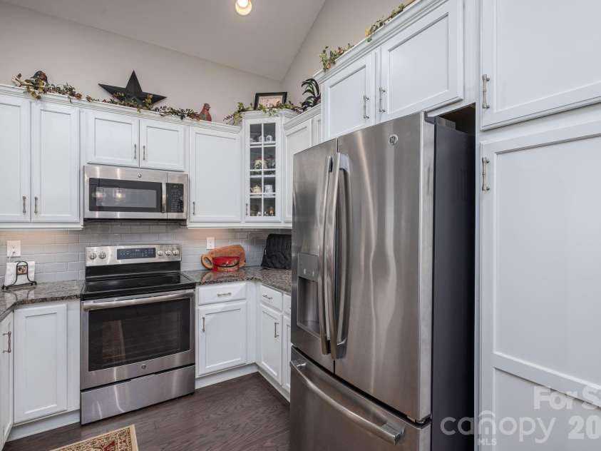 2360 Villa Oaks Court, Gastonia, NC 28056.  MLS# CAR4409766, YatesRealty ID 42004. Kitchen