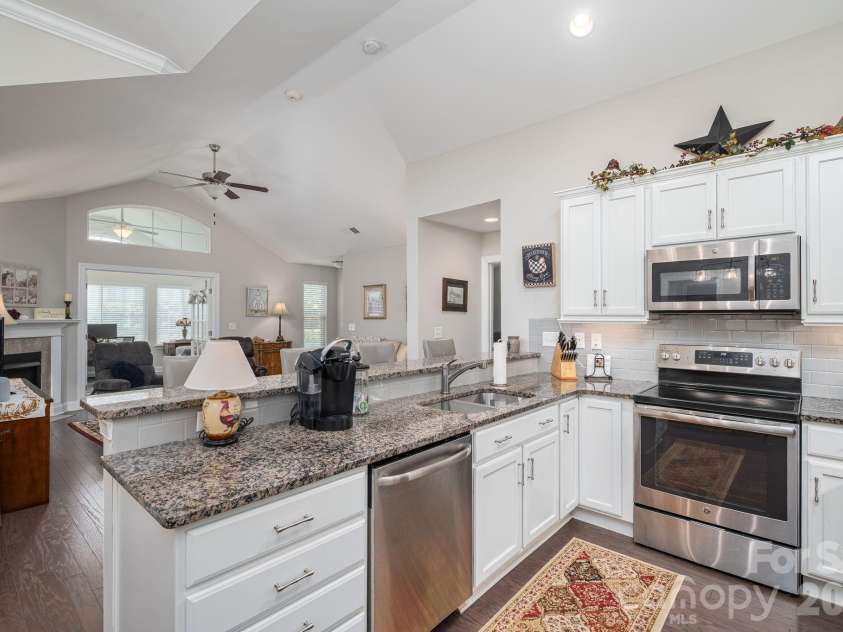 2360 Villa Oaks Court, Gastonia, NC 28056.  MLS# CAR4409766, YatesRealty ID 42004. Kitchen