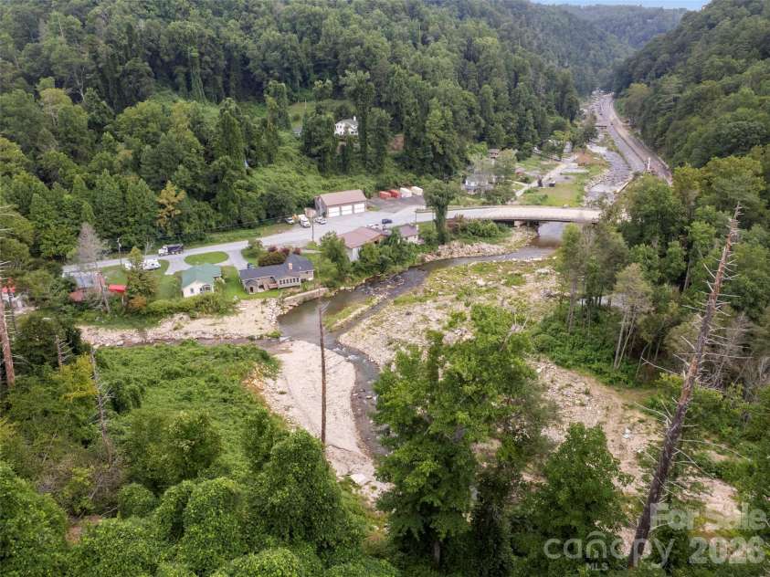 213 Three Rivers Drive, Hendersonville, NC 28792.  MLS# CAR4412069, YatesRealty ID 42006. Intersection of Broad River and Hickory Creek