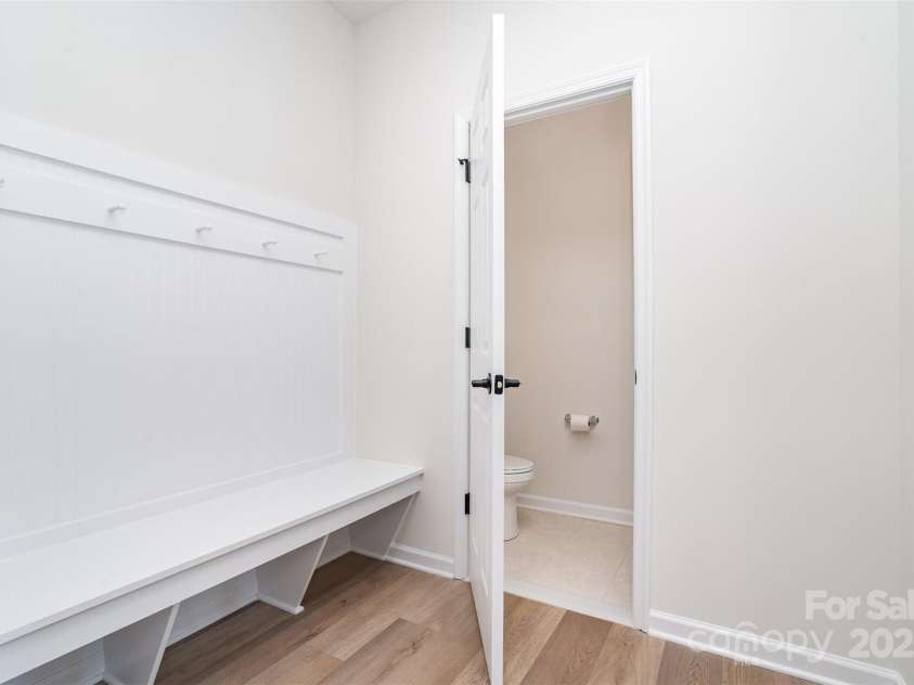 18019 Wilbanks Drive, Charlotte, NC 28278.  MLS# CAR4267851, YatesRealty ID 4201. Mud Room/Drop Zone
