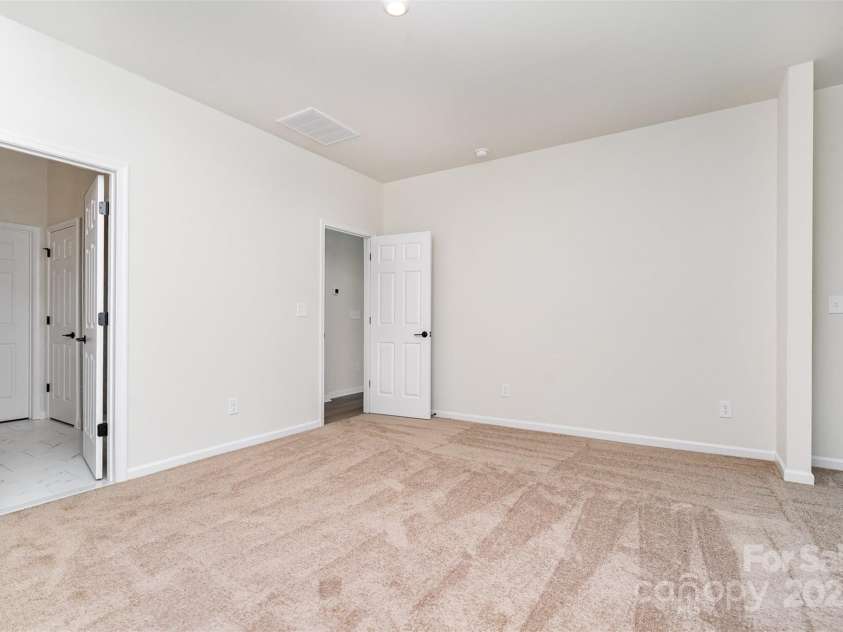 18019 Wilbanks Drive, Charlotte, NC 28278.  MLS# CAR4267851, YatesRealty ID 4201. Primary Room 