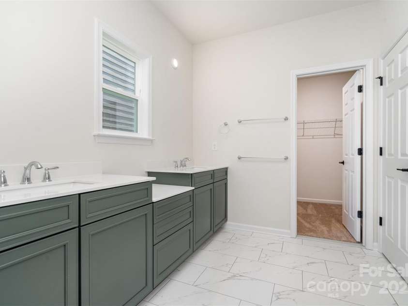 18019 Wilbanks Drive, Charlotte, NC 28278.  MLS# CAR4267851, YatesRealty ID 4201. Primary Suite