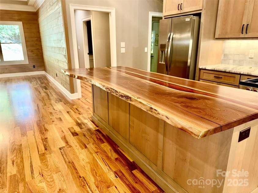 230 Catatoga Path, Brevard, NC 28712.  MLS# CAR4311178, YatesRealty ID 4201. Breakfast Bar