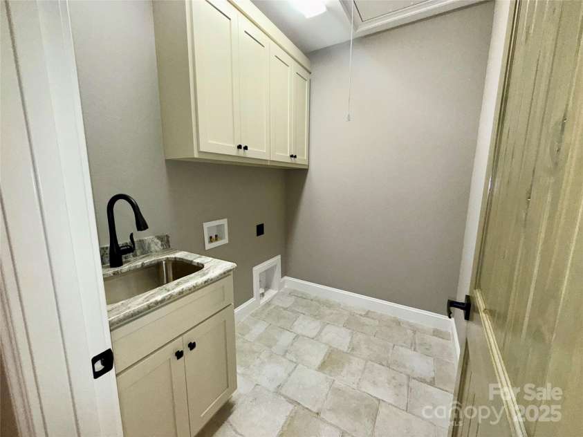 230 Catatoga Path, Brevard, NC 28712.  MLS# CAR4311178, YatesRealty ID 4201. Laundry Room