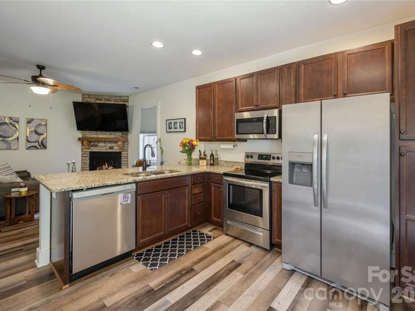 289 Cardwell Lane, Fletcher, NC 28732.  MLS# CAR4412328, YatesRealty ID 42012. Kitchen