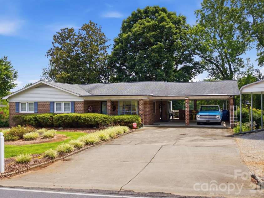 2711 Fairway Acres Circle, Lenoir, NC 28645.  MLS# CAR4410989, YatesRealty ID 42014. 