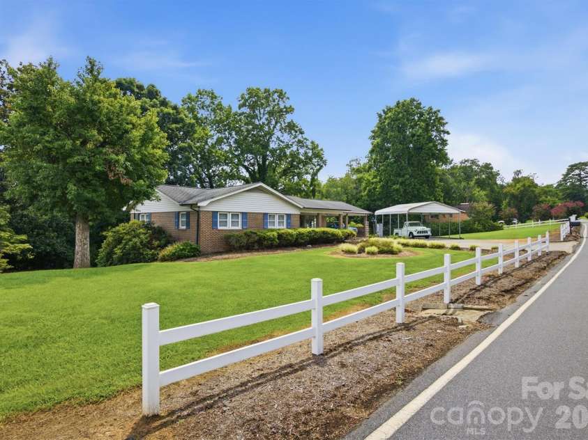 2711 Fairway Acres Circle, Lenoir, NC 28645.  MLS# CAR4410989, YatesRealty ID 42014. 