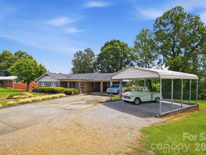 2711 Fairway Acres Circle, Lenoir, NC 28645.  MLS# CAR4410989, YatesRealty ID 42014. 