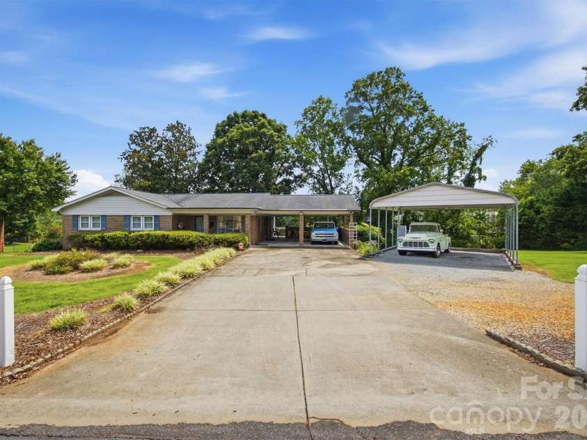2711 Fairway Acres Circle, Lenoir, NC 28645.  MLS# CAR4410989, YatesRealty ID 42014. 