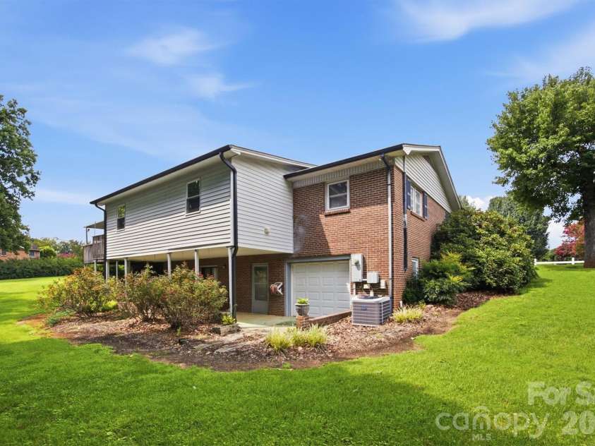 2711 Fairway Acres Circle, Lenoir, NC 28645.  MLS# CAR4410989, YatesRealty ID 42014. 