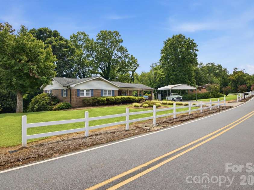 2711 Fairway Acres Circle, Lenoir, NC 28645.  MLS# CAR4410989, YatesRealty ID 42014. 